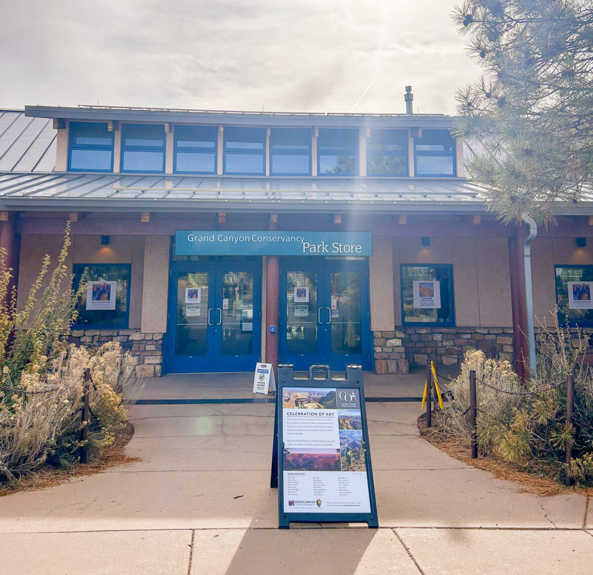 Front view of the visitor center plaza store on the south rim.